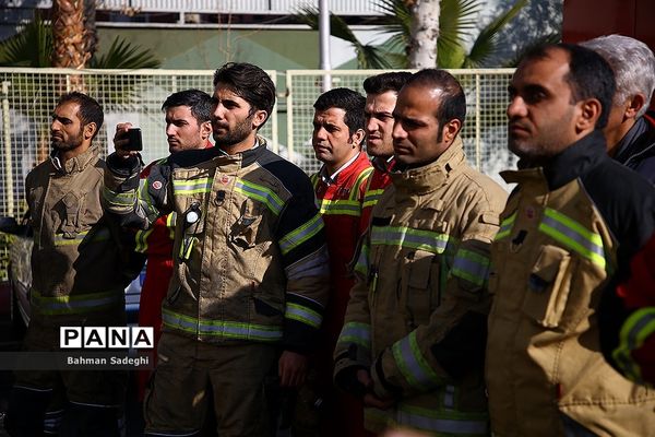 تقدیر دانش‌آموزان مدرسه لقمان منطقه 12 از آتش نشانان در سالروز حادثه پلاسکو