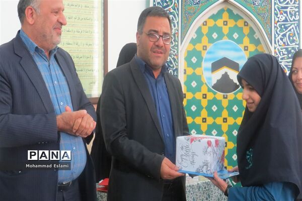 تقدیر از دبیران برتر معارف و دانش‌آموزان حائز رتبه‌های کشوری قرآن سمپاد دبیرستان فرزانگان شهدای اردکان