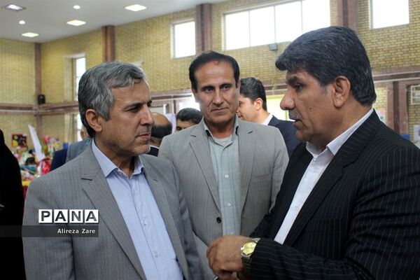 بازدید مدیرکل انجمن اولیا و مربیان وزارت آموزش و پرورش از نمایشگاه دستاوردهای دانش‌آموزان
