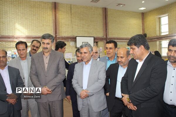 بازدید مدیرکل انجمن اولیا و مربیان وزارت آموزش و پرورش از نمایشگاه دستاوردهای دانش‌آموزان