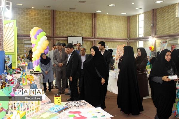 بازدید مدیرکل انجمن اولیا و مربیان وزارت آموزش و پرورش از نمایشگاه دستاوردهای دانش‌آموزان