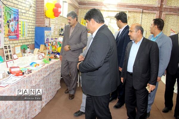 بازدید مدیرکل انجمن اولیا و مربیان وزارت آموزش و پرورش از نمایشگاه دستاوردهای دانش‌آموزان