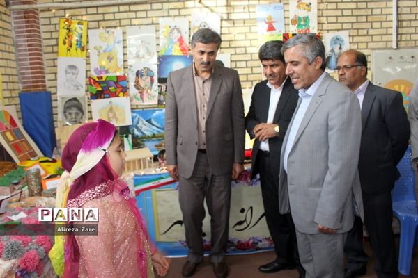 بازدید مدیرکل انجمن اولیا و مربیان وزارت آموزش و پرورش از نمایشگاه دستاوردهای دانش‌آموزان