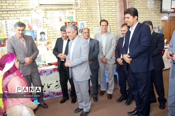 بازدید مدیرکل انجمن اولیا و مربیان وزارت آموزش و پرورش از نمایشگاه دستاوردهای دانش‌آموزان