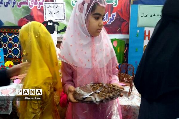 بازدید مدیرکل انجمن اولیا و مربیان وزارت آموزش و پرورش از نمایشگاه دستاوردهای دانش‌آموزان