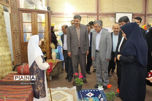 بازدید مدیرکل انجمن اولیا و مربیان وزارت آموزش و پرورش از نمایشگاه دستاوردهای دانش‌آموزان
