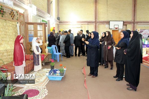بازدید مدیرکل انجمن اولیا و مربیان وزارت آموزش و پرورش از نمایشگاه دستاوردهای دانش‌آموزان