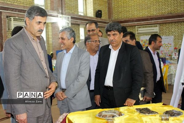 بازدید مدیرکل انجمن اولیا و مربیان وزارت آموزش و پرورش از نمایشگاه دستاوردهای دانش‌آموزان