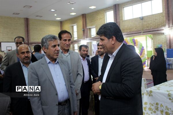 بازدید مدیرکل انجمن اولیا و مربیان وزارت آموزش و پرورش از نمایشگاه دستاوردهای دانش‌آموزان