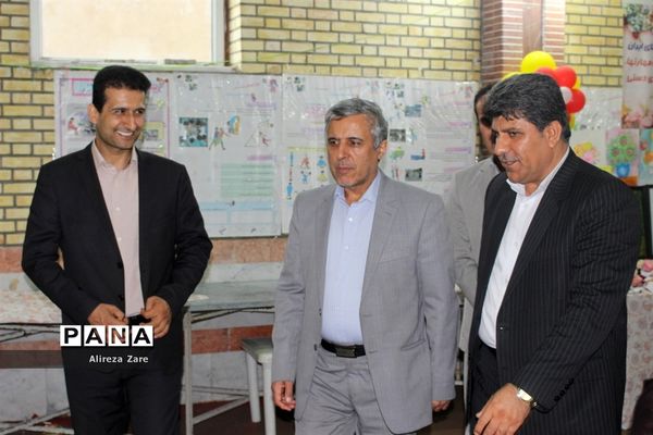 بازدید مدیرکل انجمن اولیا و مربیان وزارت آموزش و پرورش از نمایشگاه دستاوردهای دانش‌آموزان