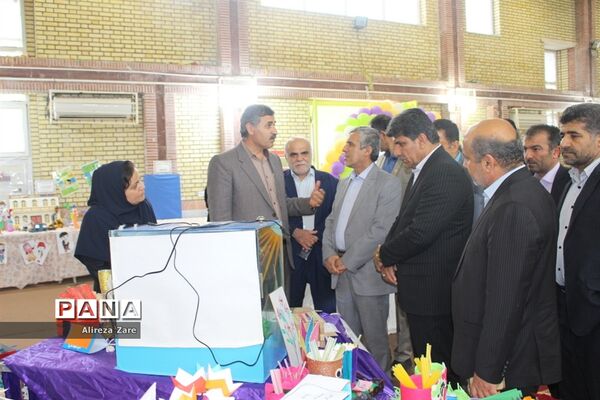 بازدید مدیرکل انجمن اولیا و مربیان وزارت آموزش و پرورش از نمایشگاه دستاوردهای دانش‌آموزان