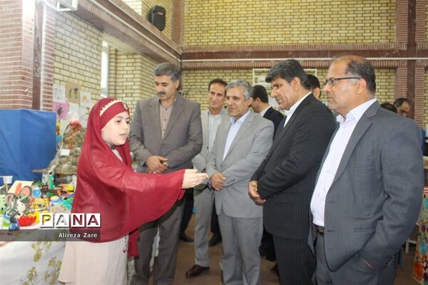 بازدید مدیرکل انجمن اولیا و مربیان وزارت آموزش و پرورش از نمایشگاه دستاوردهای دانش‌آموزان