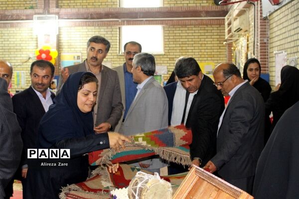 بازدید مدیرکل انجمن اولیا و مربیان وزارت آموزش و پرورش از نمایشگاه دستاوردهای دانش‌آموزان