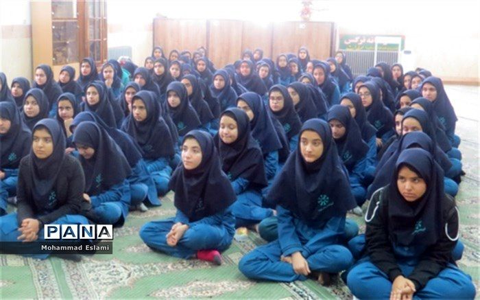 نشست کتاب خوان های مدرسه ای در دبیرستان فرزانگان شهدای اردکان