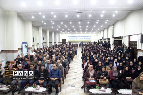 نشست روشنگری تبیین عملکرد 40 ساله انقلاب اسلامی و آشنایی با سبک زندگی ایرانی اسلامی در ارومیه