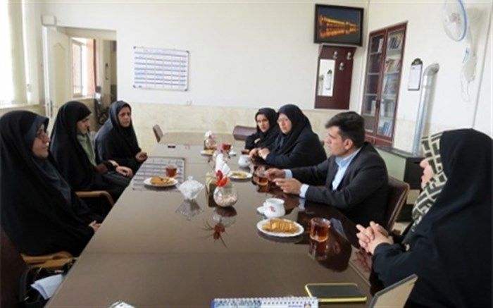 دیدارمشاور مدیر کل در امور بانوان با مدیر آموزش و پرورش اردستان