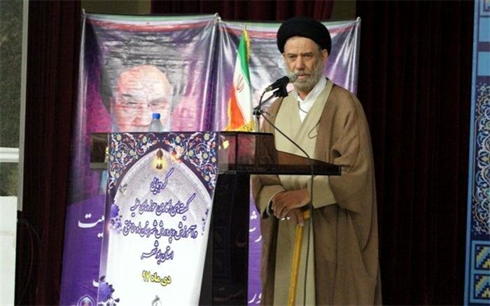 حضور روحانیون در مدارس نباید تنها به وقت نماز محدود شود
