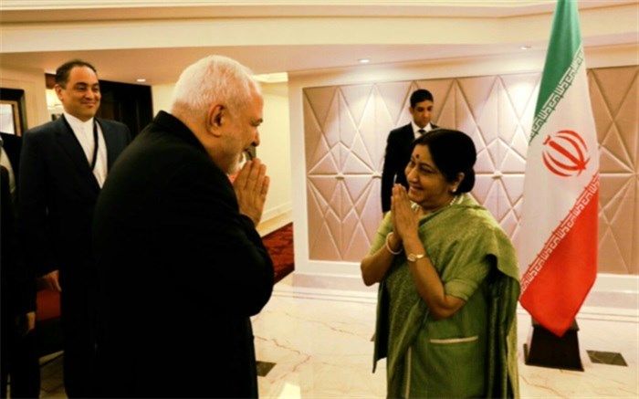 دیدار ظریف با سوشما سوآراج در هند‌ + عکس