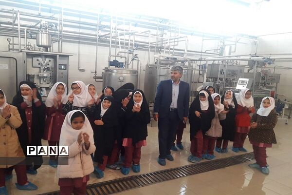 بازدید دانش‌آموزی از کارخانه  فرآورده‌های لبنی پدنک بشرویه