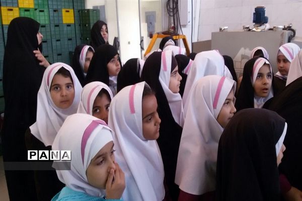 بازدید دانش‌آموزی از کارخانه  فرآورده‌های لبنی پدنک بشرویه