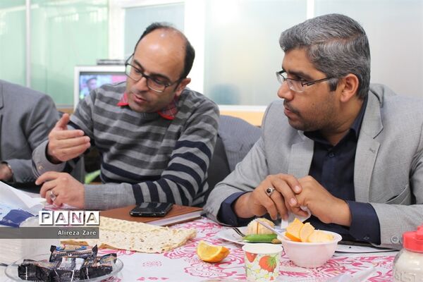 نشست مشترک کارکنان حوزه روابط عمومی آموزش و پرورش استان بوشهر با سازمان دانش‌آموزی