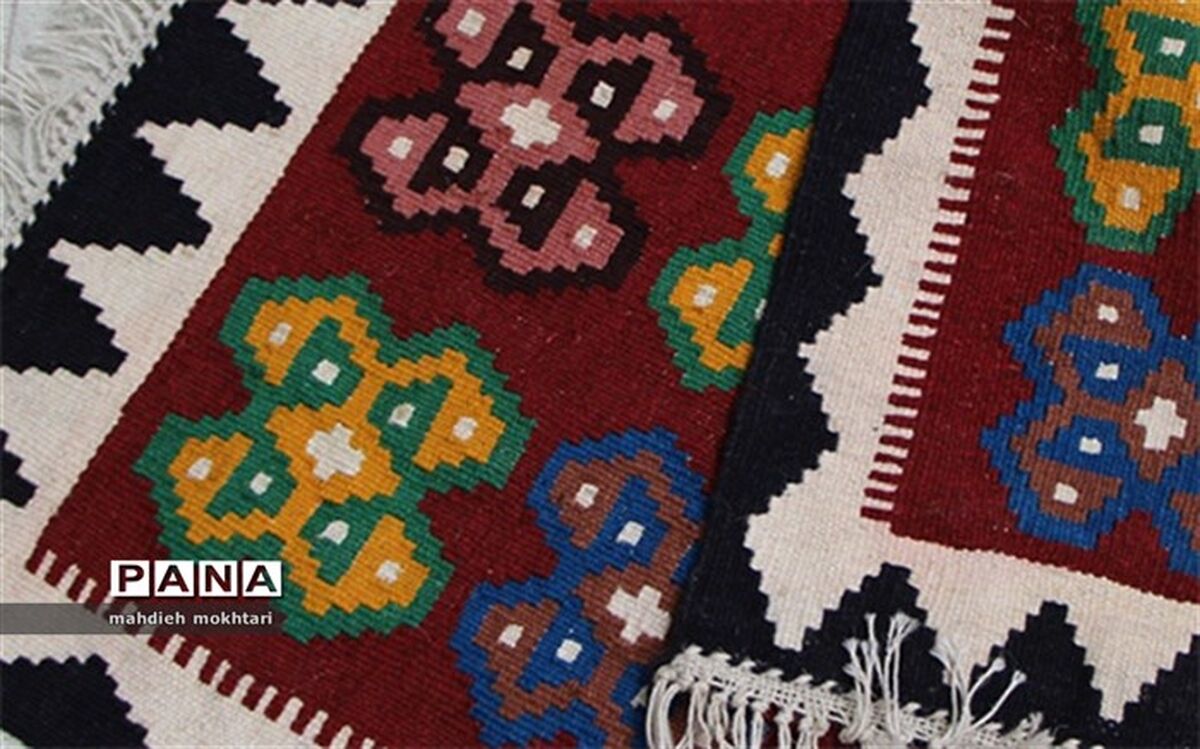 طراحی گلیم بر روی دار عمودی توسط یک زن یزدی