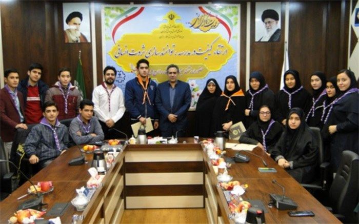 نشست صمیمی منتخبین شوراهای دانش آموزی با مدیرآموزش و پرورش منطقه 10