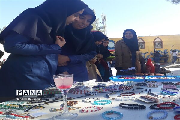 برگزاری بازارچه کاروفناوری دردبیرستان دخترانه فخرالزمان قریب