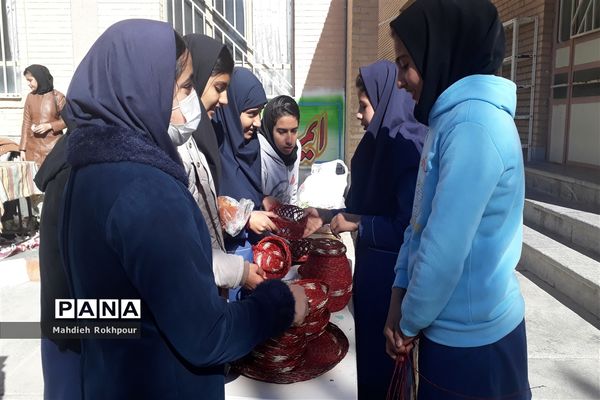 برگزاری بازارچه کاروفناوری دردبیرستان دخترانه فخرالزمان قریب