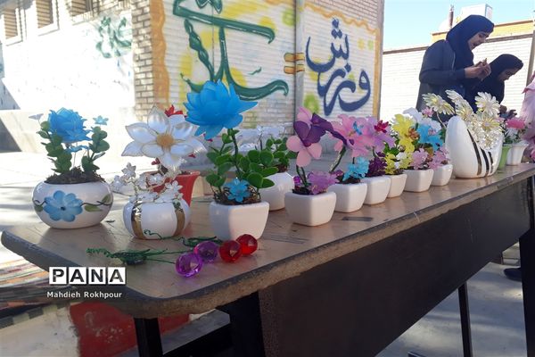 برگزاری بازارچه کاروفناوری دردبیرستان دخترانه فخرالزمان قریب