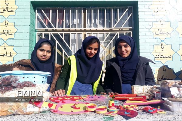 برگزاری بازارچه کاروفناوری دردبیرستان دخترانه فخرالزمان قریب