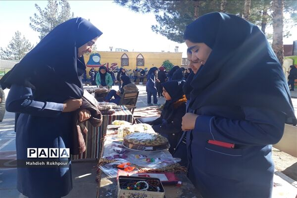 برگزاری بازارچه کاروفناوری دردبیرستان دخترانه فخرالزمان قریب