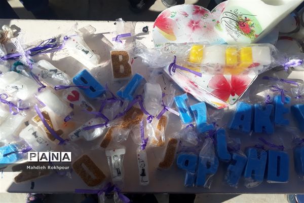 برگزاری بازارچه کاروفناوری دردبیرستان دخترانه فخرالزمان قریب