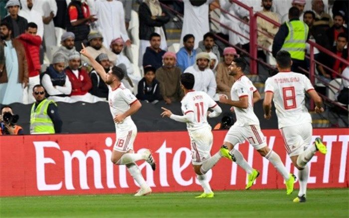 ملی پوشانی که  بیرون از هتل شام خوردند + عکس