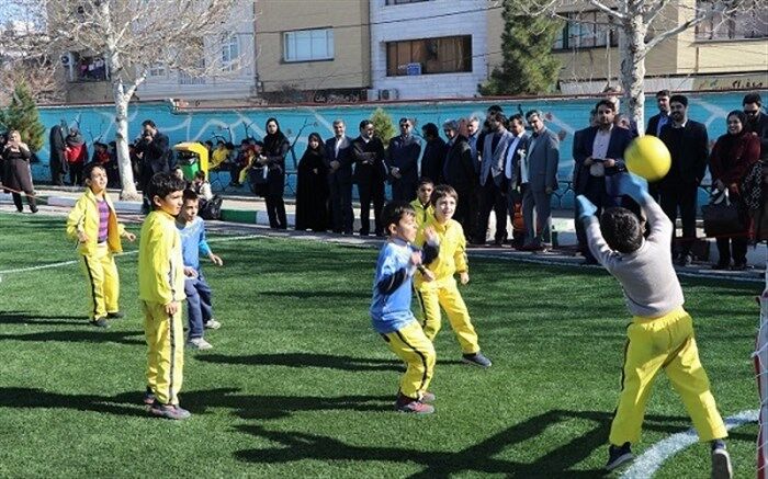 آیین نمادین افتتاحیه اولین زمین چمن مصنوعی بیمه معلم در استان