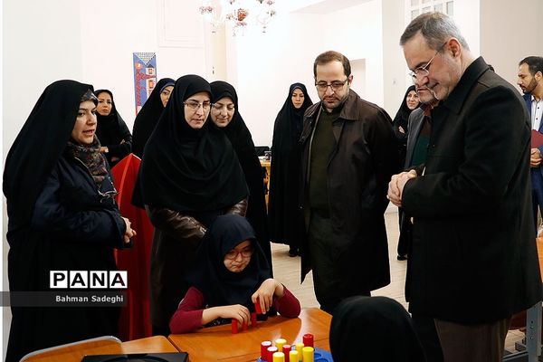 بازدید وزیر آموزش و پرورش از مرکز دبستان و پیش‌دبستانی آب و آینه