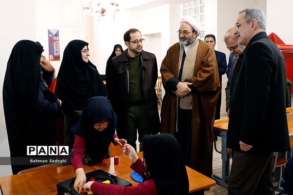 بازدید وزیر آموزش و پرورش از مرکز دبستان و پیش‌دبستانی آب و آینه
