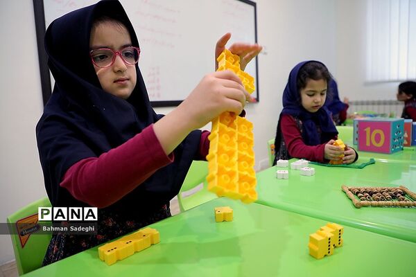 بازدید وزیر آموزش و پرورش از مرکز دبستان و پیش‌دبستانی آب و آینه
