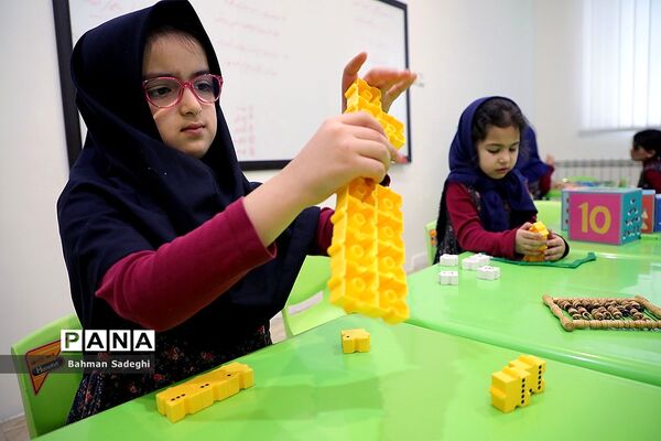 بازدید وزیر آموزش و پرورش از مرکز دبستان و پیش‌دبستانی آب و آینه