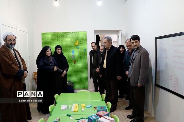 بازدید وزیر آموزش و پرورش از مرکز دبستان و پیش‌دبستانی آب و آینه