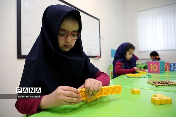 بازدید وزیر آموزش و پرورش از مرکز دبستان و پیش‌دبستانی آب و آینه
