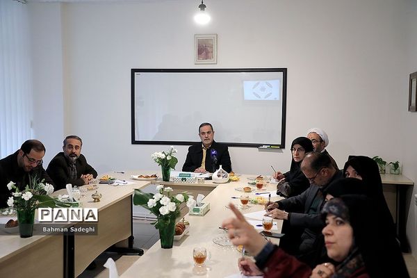 بازدید وزیر آموزش و پرورش از مرکز دبستان و پیش‌دبستانی آب و آینه