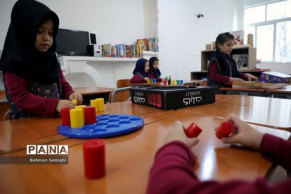 بازدید وزیر آموزش و پرورش از مرکز دبستان و پیش‌دبستانی آب و آینه