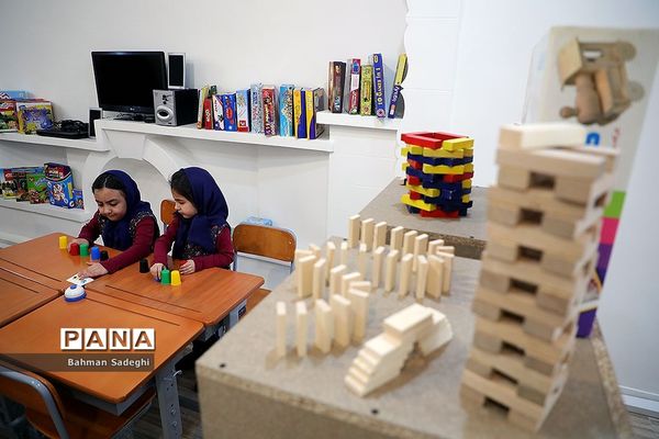 بازدید وزیر آموزش و پرورش از مرکز دبستان و پیش‌دبستانی آب و آینه