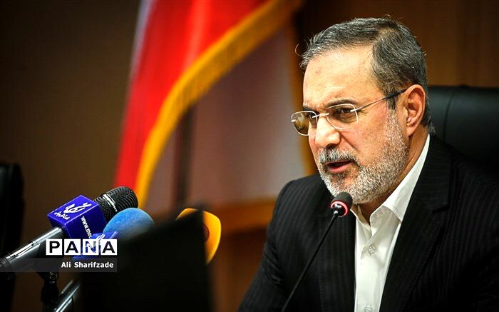 انتقاد وزیر آموزش‌وپرورش از رفتاری که دانش‌آموزان را مجبور به تنبیه معلم کرد