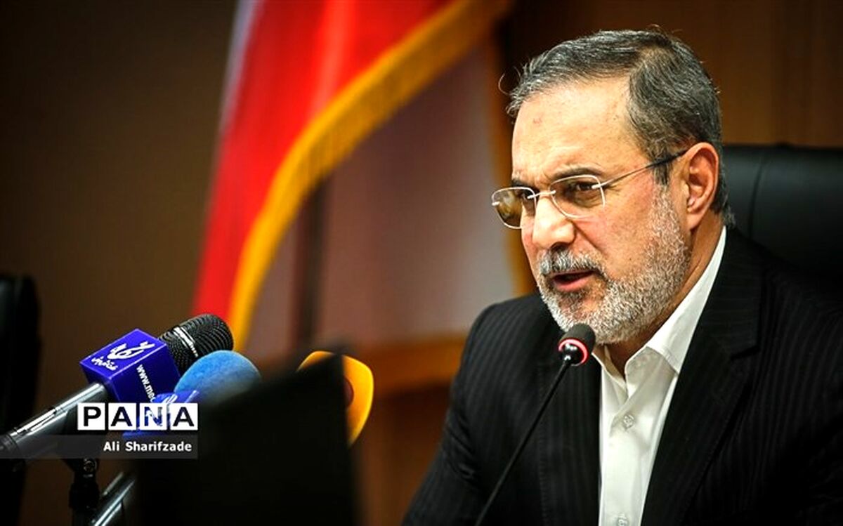 انتقاد وزیر آموزش‌وپرورش از رفتاری که دانش‌آموزان را مجبور به تنبیه معلم کرد