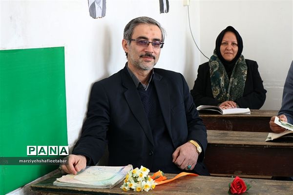 بازدید موسی الرضا کفاش مدیر کمیسیون شورای عالی آموزش وپرورش ازدبیرستان ماندگار آمنه مود