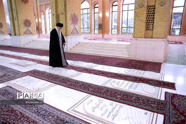 حضور رهبر انقلاب اسلامی در مرقد مطهر امام راحل و گلزار شهدای بهشت زهرا