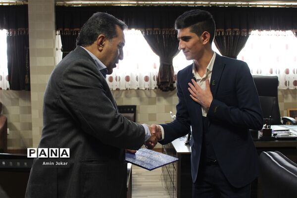 دیدار فصلی نمایندگان نهمین دوره مجلس دانش‌آموزی فارس با مدیرکل آموزش و پرورش