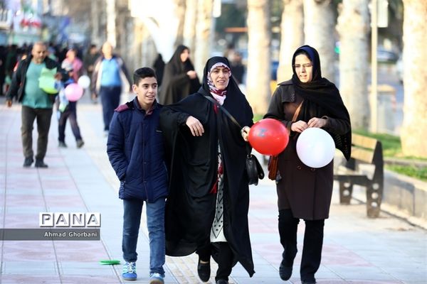 جشن انقلاب و همایش پیاده‌روی خانوادگی در ساری
